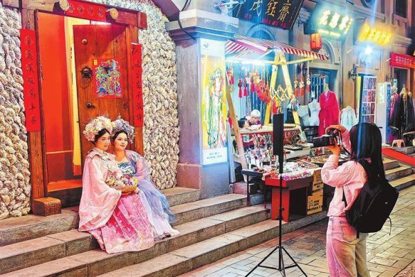 最近免费中文字幕大全免费 在老街“滋味里”游览