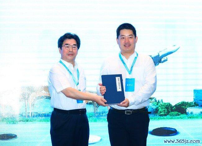 中国围棋协会副主席（浙江省围棋协会名誉主席）孙光明向中国围棋协会主席常昊调停《周懒予围棋谱全集》