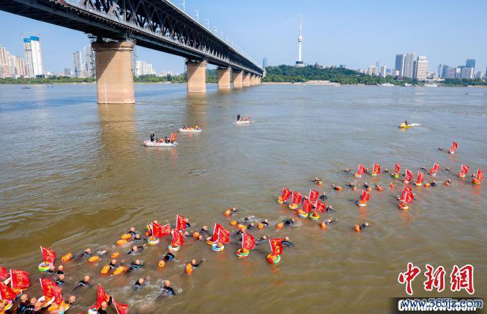 图为插足渡江节的群众方队下水横渡长江。中新社记者 张畅 摄