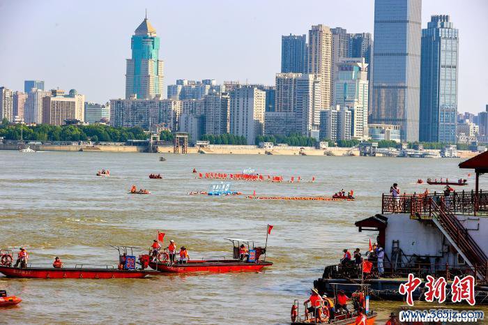 图为插足渡江节的群众方队下水横渡长江。中新社记者 张畅 摄