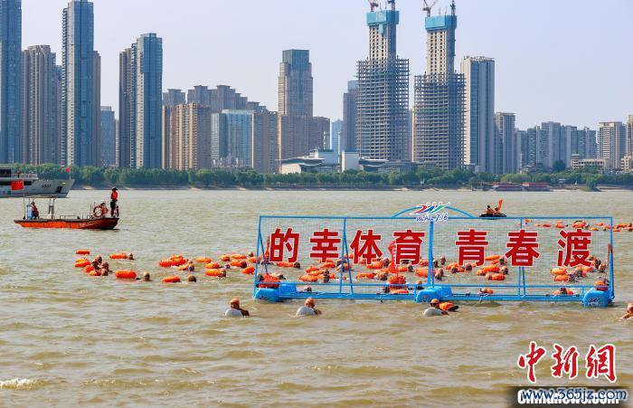 图为武汉渡江节群众方队在汉口江滩三阳广场起水。中新社记者 张畅 摄
