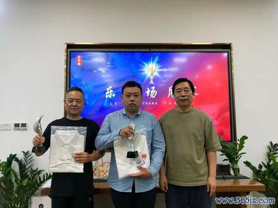 获奖嘉宾：史轶君（左）康乔（中） 受奖嘉宾：桑华（右）