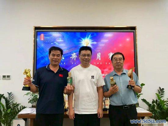 获奖嘉宾：王修勋（左）贾广明（右） 受奖嘉宾：耿晓东（中）