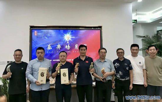 获奖嘉宾与受奖嘉宾合影眷顾